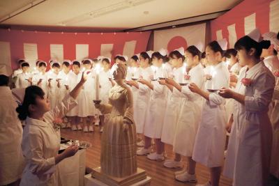 慈愛の灯を手にした学生たち