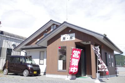 港町で地元住民や観光客に石巻の味...