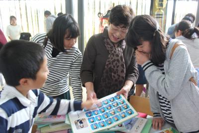 ロビーにはこれまでの卒園アルバム...