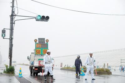 日和大橋付近は通行止めとなった（...