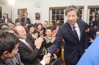 支持者と握手を交わし、感謝を述べ...