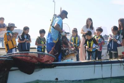 魚を引き上げると驚いた表情を見せ...