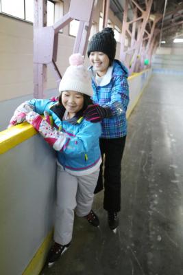 久しぶりのスケートを楽しむ子ども...