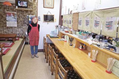 柔和な笑顔で迎える畑中店主