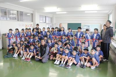 演技後、保存会の富樫さん（最前列...