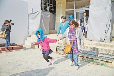 校舎内から校庭へ1次避難する児童...