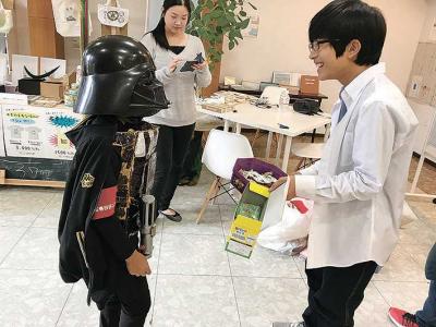 ダース・ベイダーの仮装で登場した...