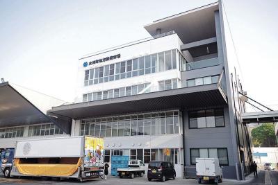 今年誕生した女川魚市場の管理棟に...