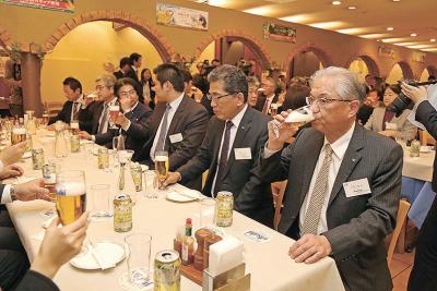 お披露目会で関係者が試飲した