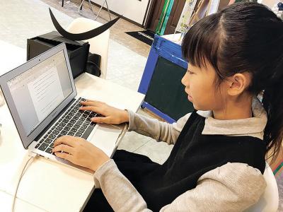 現代人はキーボードを使用して、消...