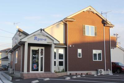 美容室のような洒落た外観が目印