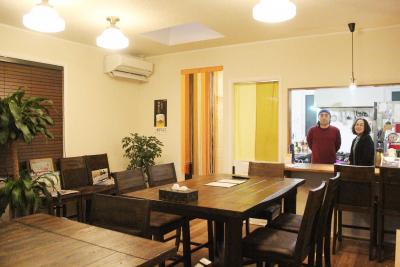 清潔感ある店内では龍治さん、明美...