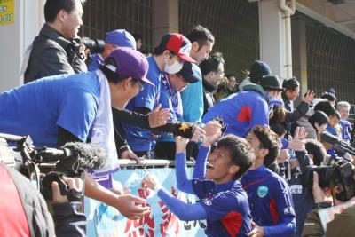 選手とサポーターが喜びを爆発（同）