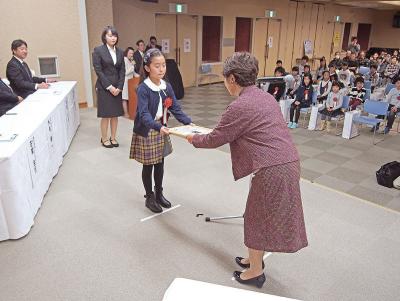 尾形審査委員長から表彰状を受け取...