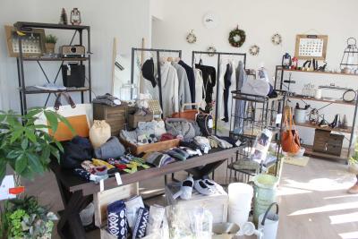 店内には生活に豊かさを加えるアイ...