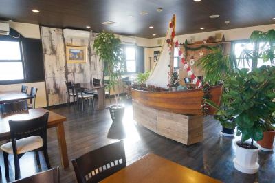 木の質感がゆったりとした時間を演出