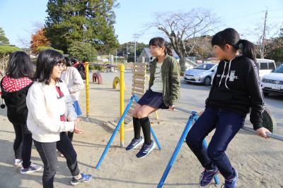 鉄棒付近では女子たちがおしゃべり...