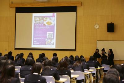 制作したポスターをお披露目する1年生