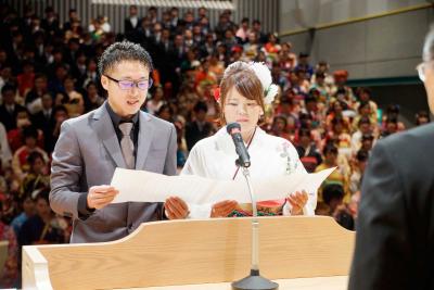 新成人代表が誓いの言葉を読み上げ...