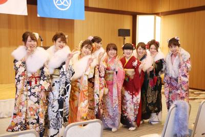 久しぶりに再会した友人たちと記念...