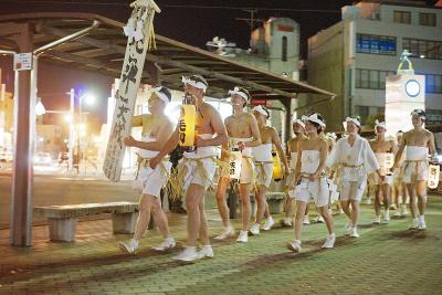 さらしやはんてん姿でまちを練り歩...