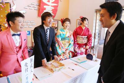 中学時代の恩師との再会に思わず笑...