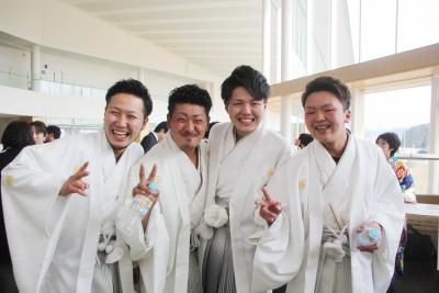 はかま姿の男性陣。笑えば子どもの...