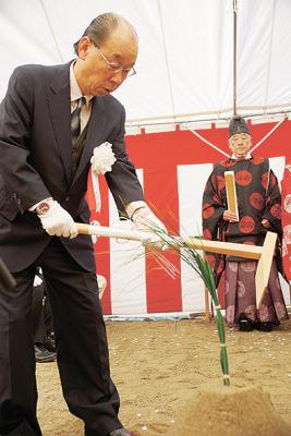 くわ入れで工事の安全を祈願する正...
