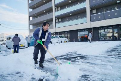 各地で早朝から雪かきが行われてい...