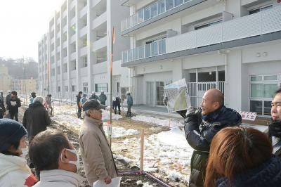 住民たちが目印の棒や図で植栽後を...