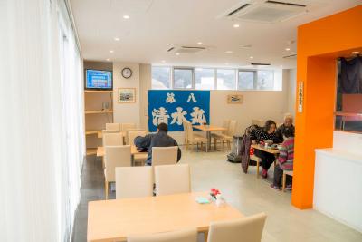 女川湾が見渡せる明るい店内