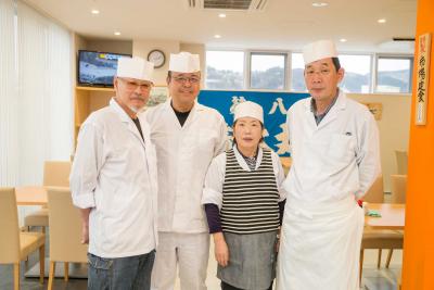 腕によりをかけて作る従業員の皆さん