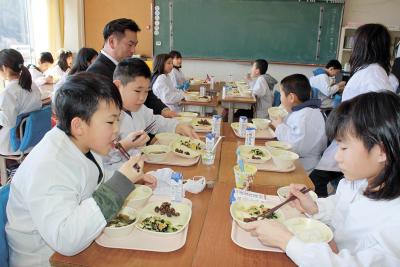 女川町　給食メニューに鯨肉登場　おいしく食べてお勉強 子どもたちに大好評