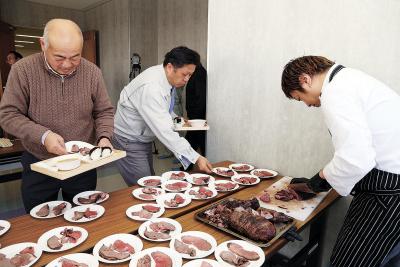 昼食にはシカ肉を活用したジビエ料...