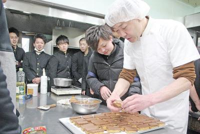 及川社長と一緒に菓子作りに挑戦す...