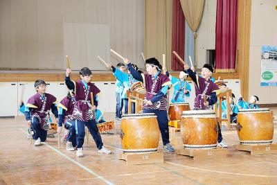 校舎との別れを惜しみながら、勇壮...