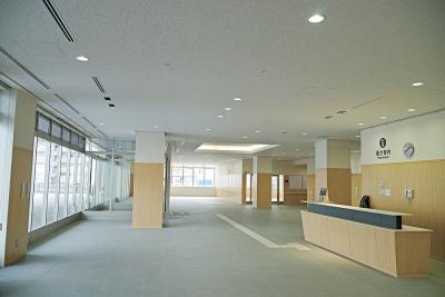 来庁者を迎え入れる1階ロビー。総...