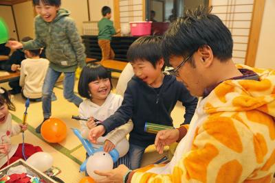 ボランティアと楽しく遊ぶ姿もあった