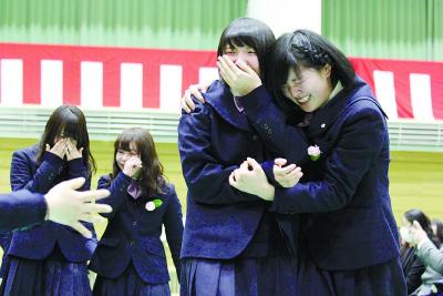 3年間ともに過ごした仲間と涙なが...