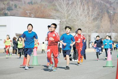 団員同士が持久走大会で親睦を深めた