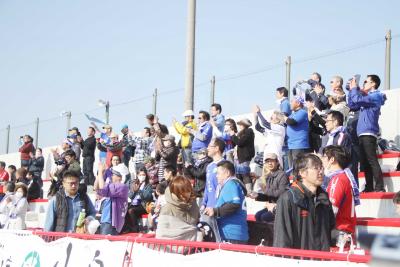 王者相手の健闘をサポーターがたた...