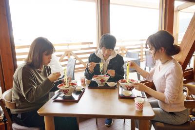 石巻のこだわりの味に舌鼓を打つ人...