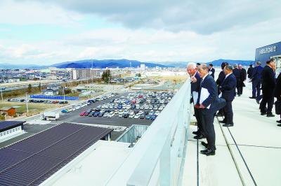 開庁式の後、屋上を見学する出席者...