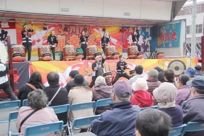 特設のステージでは地元芸能やアイ...