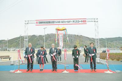 子どもたちも供用開始を祝ってテー...