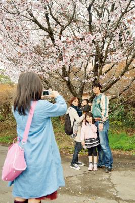 家族で記念撮影をするなど満喫する...