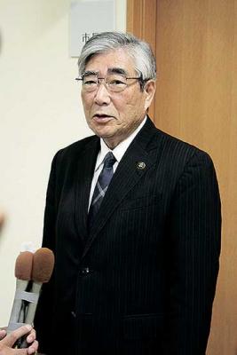 報道陣の質問に答える亀山市長