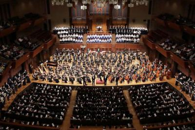 1500人を超える聴衆を前に堂々と歌...