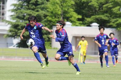 相手ＤＦのミスを見逃さずにボール...