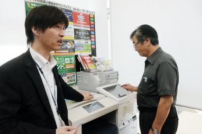 市民を交えて店内で証明書取得の実...